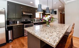 Dapur atau dapur kecil di Small Batch Lodging