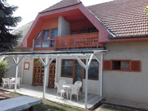 Casa con terraza, mesa y sillas en Hutter Vendégház, en Szántód