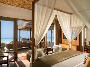 Postel nebo postele na pokoji v ubytování Vakkaru Maldives - 30 percent off on seaplane transfers for stays until 19 Dec 2025