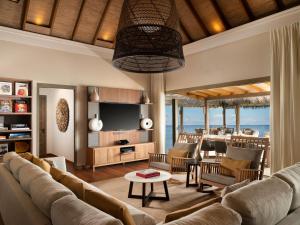 TV a/nebo společenská místnost v ubytování Vakkaru Maldives - 30 percent off on seaplane transfers for stays until 19 Dec 2025