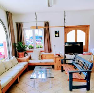 a living room with a couch and a table at Fanky Guided Sport & Outdoor Experience - Hostel & Appartementhaus - Rafting&Canyoning in Haiming