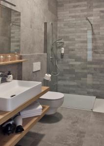 uma casa de banho com um lavatório, um WC e um chuveiro em Guesthouse Turšič em Vrhnika