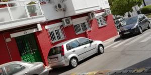 una macchina bianca parcheggiata di fronte a un edificio di Calle Rio Trueba 11 Bajo D a Torremolinos