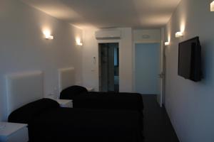 TV a/nebo společenská místnost v ubytování Hostal Tres Campanas