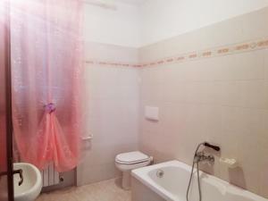W łazience znajduje się różowa zasłona prysznicową i toaleta. w obiekcie B&B SAN FRANCESCO w mieście Bagnoregio