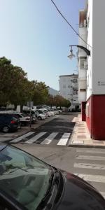 een auto geparkeerd op een straat met een parkeerplaats bij Calle Rio Trueba 11 Bajo D in Torremolinos