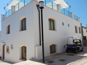 a blue cart parked next to a white building at La Casa di Gino in San Nicola