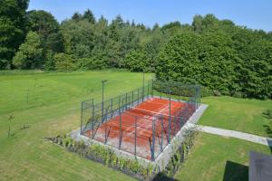 an overhead view of a tennis court in a field at ibis Styles Louvain-la-Neuve Hotel and Events in Louvain-la-Neuve
