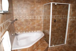 Ένα μπάνιο στο Akweja Bed and Breakfast Accommodation +17 φωτογραφίες