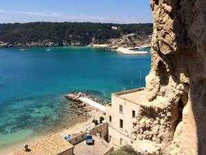 a view of a beach and the ocean from a cliff at La Casa di Gino in San Nicola