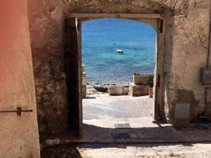 an open door to a view of the ocean at La Casa di Gino in San Nicola