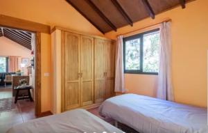 1 dormitorio con 2 camas y ventana en Finca La Casita, en La Orotava