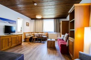 salon z kanapą i stołem w obiekcie Chalet Sofie w mieście Ischgl