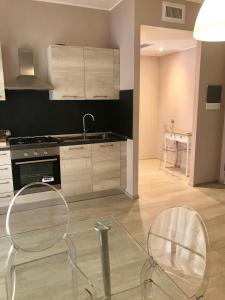 Una cocina con una mesa y una silla en una habitación. en White Sand, en Ventimiglia