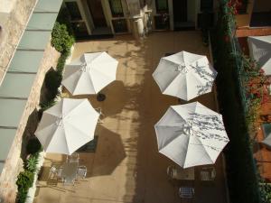een overzicht van een groep witte parasols bij La Terrassa in Barcelona