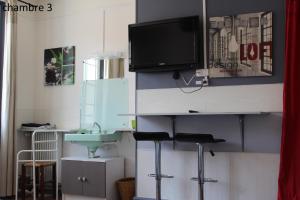 Kuchyň nebo kuchyňský kout v ubytování Hôtel le Dervois