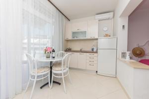 Kuchyňa alebo kuchynka v ubytovaní Apartmani Antunović Podgora