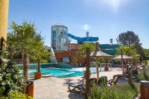 卡特基爾興的住宿－桌克林商務水療度假酒店，度假村内带滑梯的游泳池