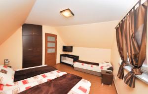 
Łóżko lub łóżka w pokoju w obiekcie Ferienhaus Holiday Home Domki RAJ

