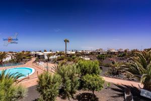 Una vista aérea de un resort con piscina y palmeras. en Casa Sissy, en Playa Blanca
