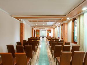 une rangée de chaises dans une salle de conférence dans l'établissement Vinski Dvor, à Palić