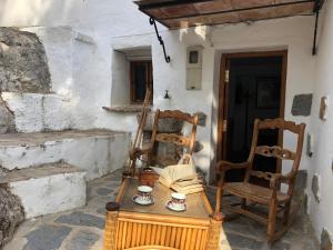 Pokój z krzesłami i stołem z książką w obiekcie Casa Rural Fuente Zagrilla w mieście Zagrilla