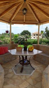 stół pod parasolem na patio w obiekcie Karantonis House w mieście Leonidion