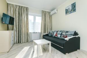 Μια τηλεόραση ή/και κέντρο ψυχαγωγίας στο Апартаменты ЛЮКС на улица Софии Русовой 7 Near metro Poznyaki LUX apartment on Sofia Rusova street 7
