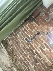 um chão de tijolos em frente a uma porta em Tuppenhurst Barn em Rugeley