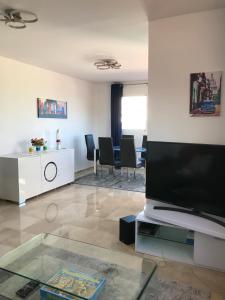 TV i/ili zabavni centar u objektu Penthouse Charming Nueva Alcaidesa