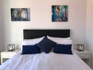 Postel nebo postele na pokoji v ubytování Penthouse Charming Nueva Alcaidesa + 31 fotografií