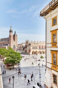 een stadsplein in een stad waar mensen rondlopen bij Krakow For You Budget Apartments in Krakau