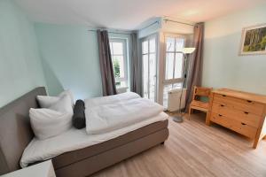 ein Wohnzimmer mit einem Sofa und einer Kommode in der Unterkunft Seepark Sellin - Apt. 404 in Ostseebad Sellin