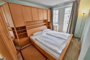 ein kleines Schlafzimmer mit einem Bett und einem Fenster in der Unterkunft Seepark Sellin - Apt. 404 in Ostseebad Sellin