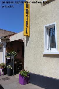 un semáforo amarillo en el lateral de un edificio en Hôtel le Dervois, en Montier-en-Der