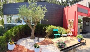 un petit jardin avec un arbre et une chaise dans l'établissement ibis Lorient Centre Hôtelier, à Caudan