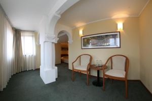 TV a/nebo společenská místnost v ubytování Savoy Hotel