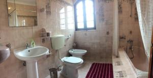 a bathroom with a sink and a toilet and a shower at Apartamentos na Casa São Bernardo in Alcobaça