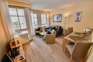 ein Wohnzimmer mit Tisch und ein Esszimmer in der Unterkunft Seepark Sellin - Apt. 404 in Ostseebad Sellin