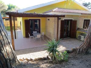 a small house with a patio and a table at Villetta Cielo Terra in Codaruina