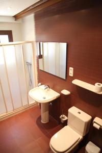 A bathroom at Apartamentos LLorca