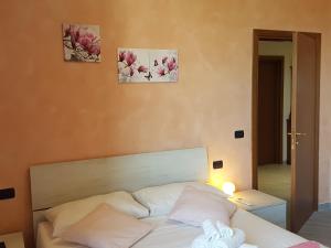 A bed or beds in a room at Piccolo Poggio Apartments