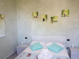 A bed or beds in a room at Piccolo Poggio Apartments