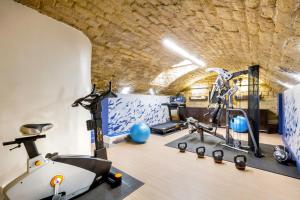 Fitness centrum a/nebo fitness zařízení v ubytování Hôtel Littéraire Arthur Rimbaud, BW Signature Collection