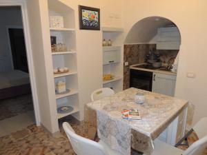 A kitchen or kitchenette at Le Tre Meraviglie