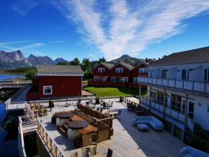 Kjerringøy Bryggehotell في بودو: اطلالة جوية على منزل مع سطح