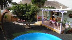 una casa con piscina en el patio en Chalet en oasis privado, en La Vegueta