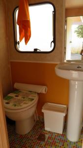 A bathroom at caravana en oasis privado Még 5 kép
