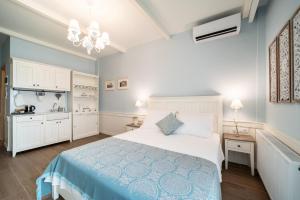 Il comprend une chambre avec un grand lit et une cuisine. dans l'établissement Siel Seaside Boutique Homes, à Peraia