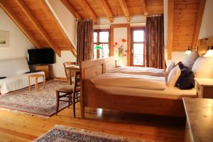 1 dormitorio con 1 cama grande en una habitación en CB Hotel Becker, en Nieder-Olm